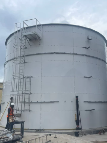 Almacenamiento de agua osmotizada y desmineralizada