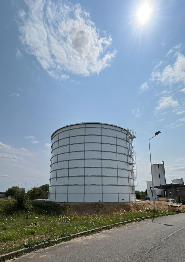 Tanque con revestimiento epoxi para el almacenamiento de agua tratada en Caudry, Francia