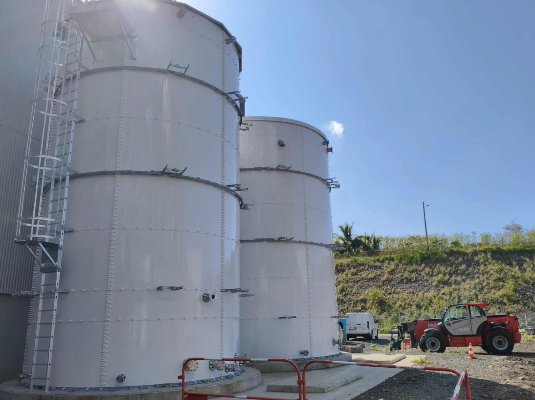 Tanques de almacenamiento de agua bruta y desmineralizada en La Réunion