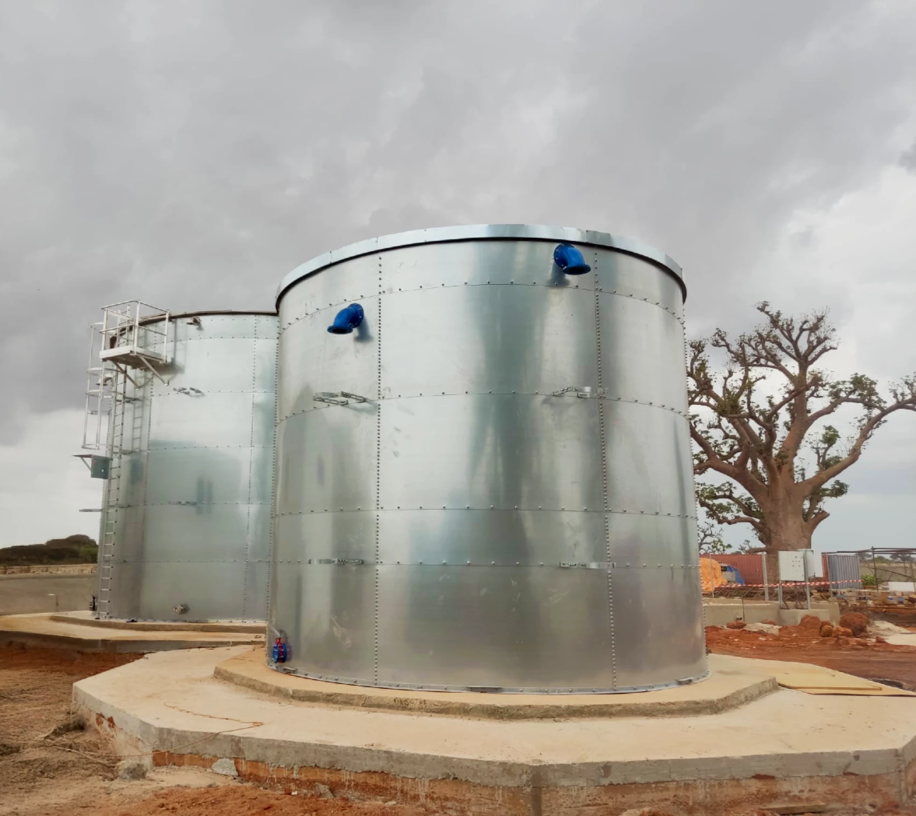 Tanques de almacenamiento de agua bruta y agua tratada en Senegal