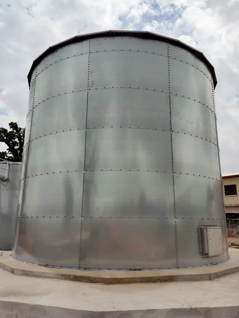 Tanques de almacenamiento de agua bruta y agua tratada en Senegal