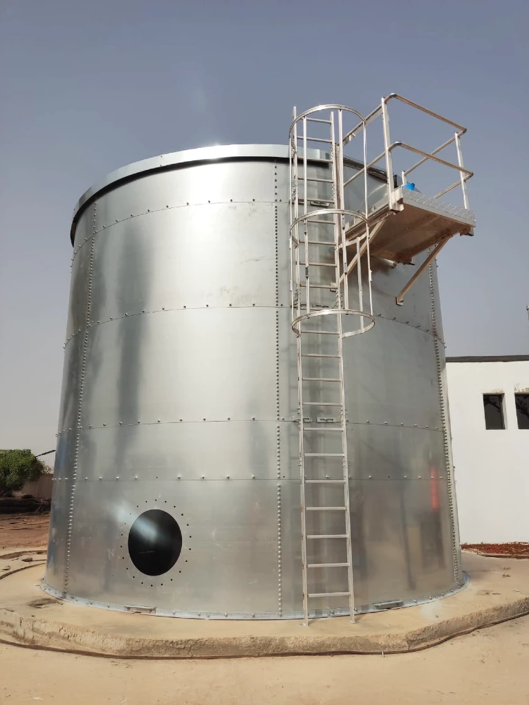 Tanques de almacenamiento de agua bruta y agua tratada en Senegal
