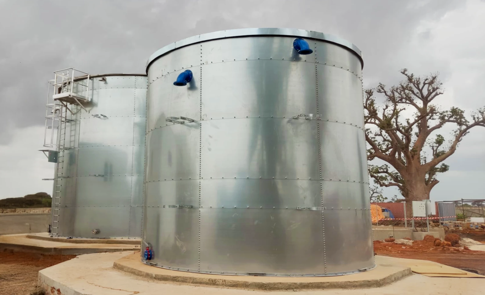 Tanques de almacenamiento de agua bruta y agua tratada en Senegal